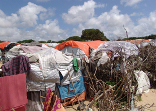 the tents of mogadishu refugee camp all extremely close together